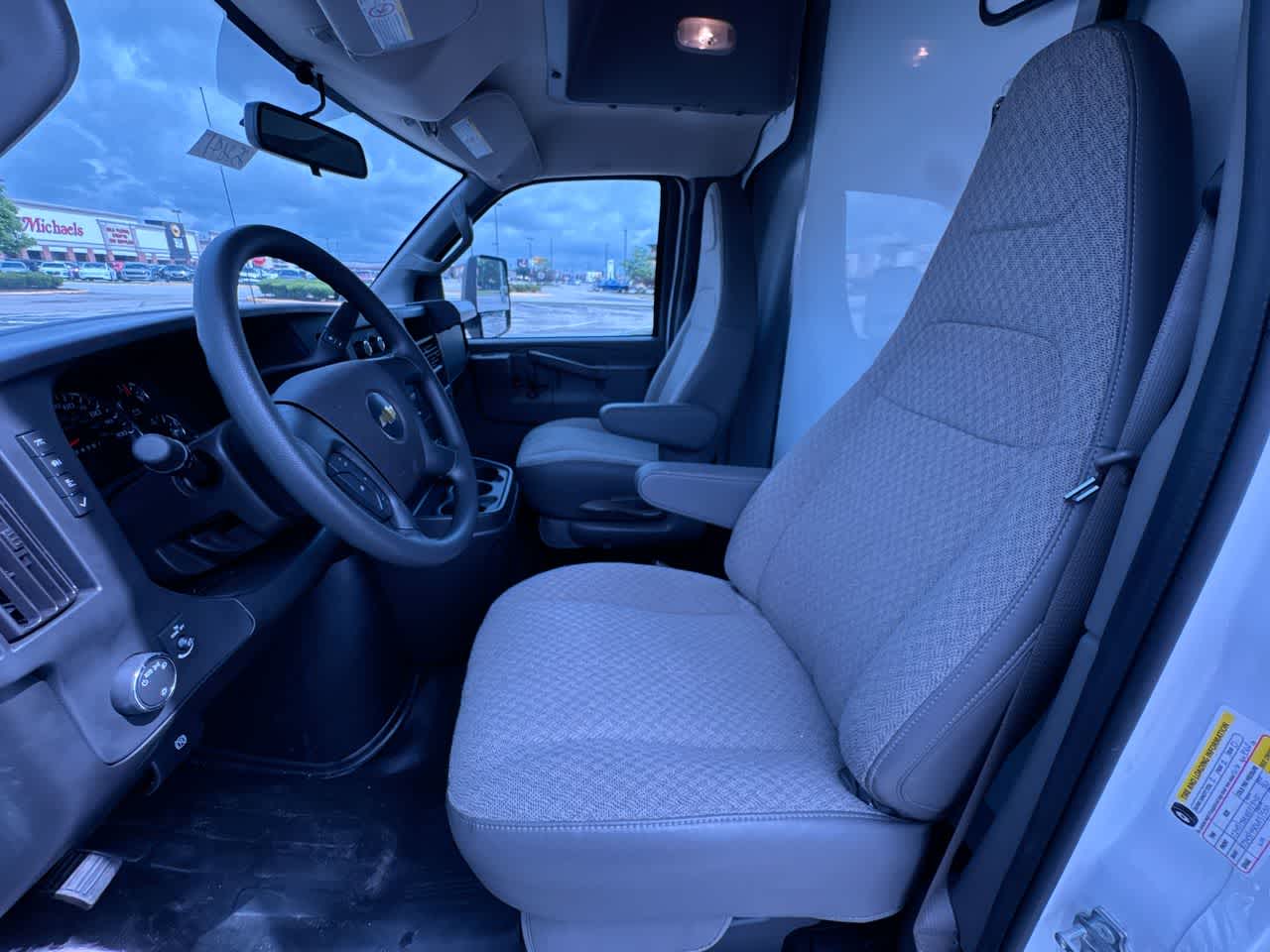 2025 Chevrolet Express Cutaway 3500 1WT