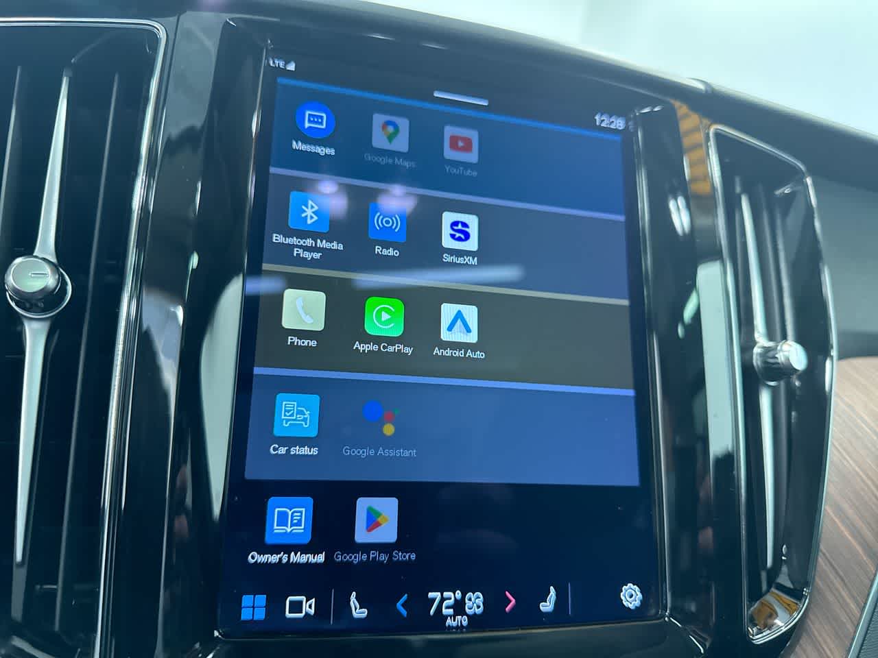 2023 Volvo XC60 Plus Dark Theme