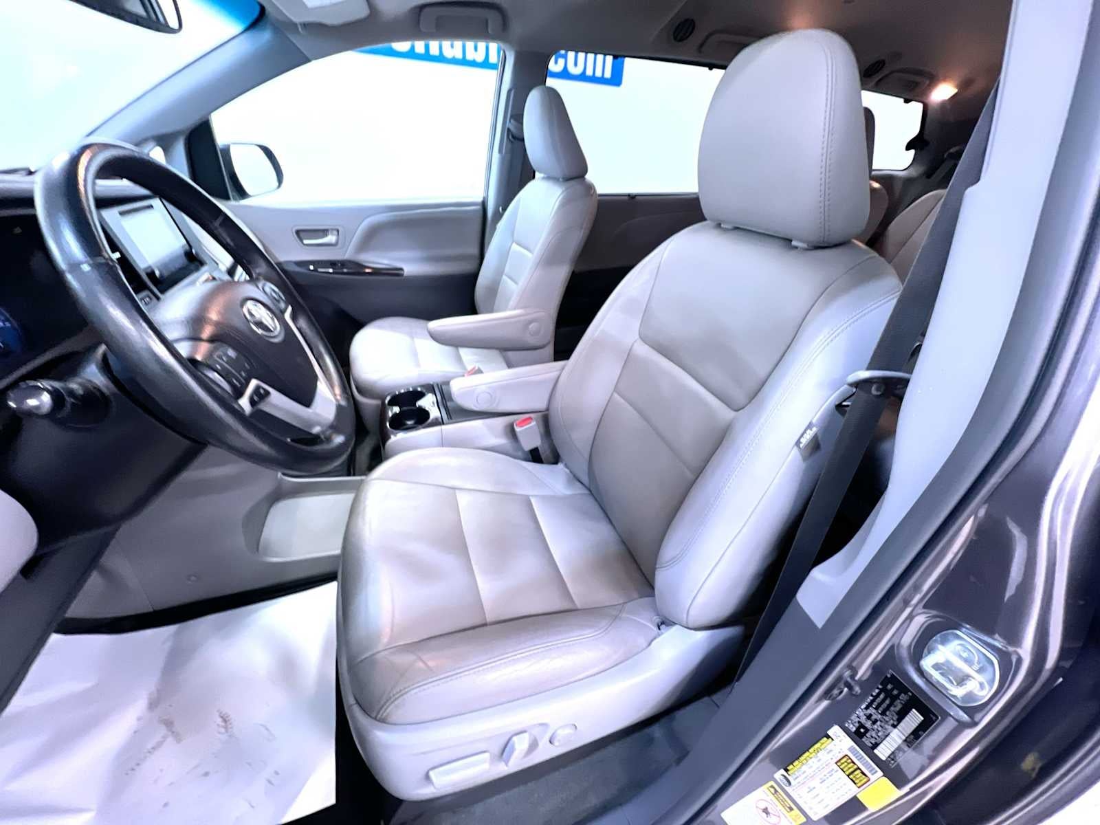 2017 Toyota Sienna XLE Auto Access Seat