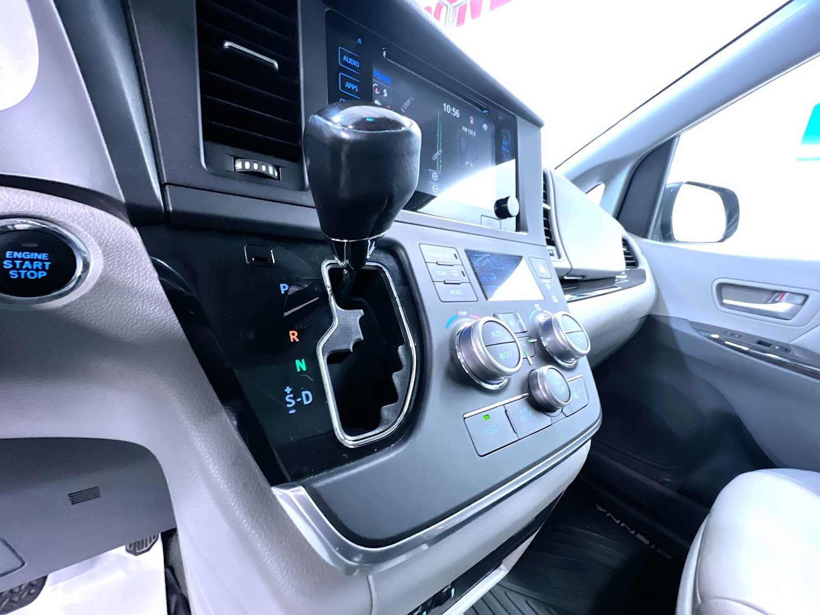 2017 Toyota Sienna XLE Auto Access Seat