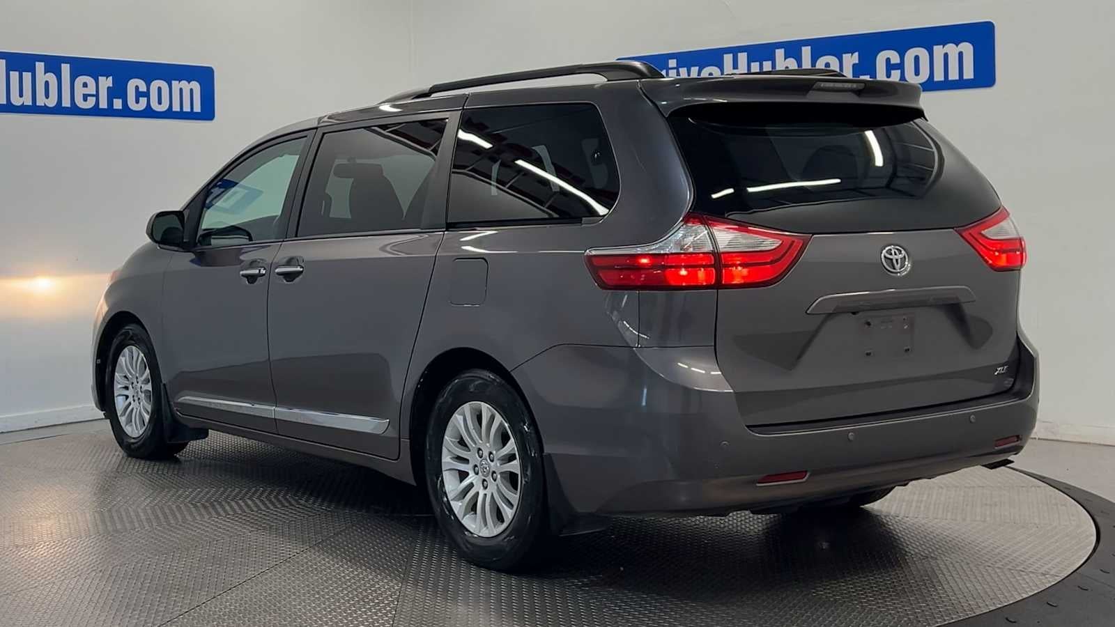 2017 Toyota Sienna XLE Auto Access Seat