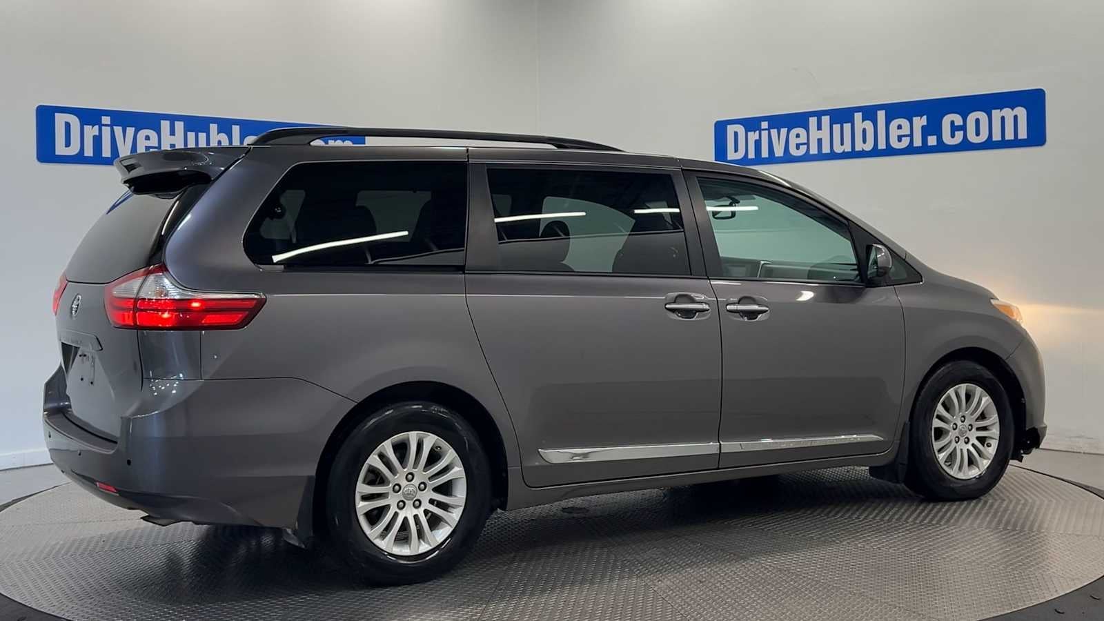 2017 Toyota Sienna XLE Auto Access Seat
