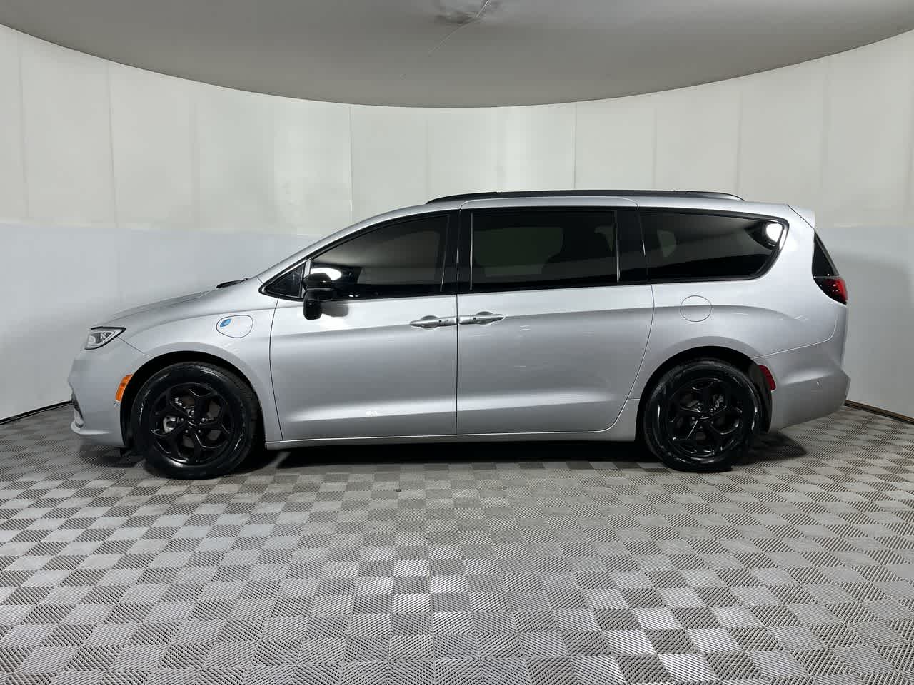 2024 Chrysler Pacifica Hybrid Premium S Appearance Pkg